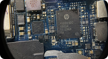Плата HP EliteBook под микроскопом при диагностике