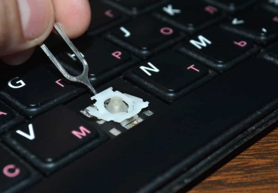 Замена клавиш на ноутбуке: делать самостоятельно или обращаться в СЦ?