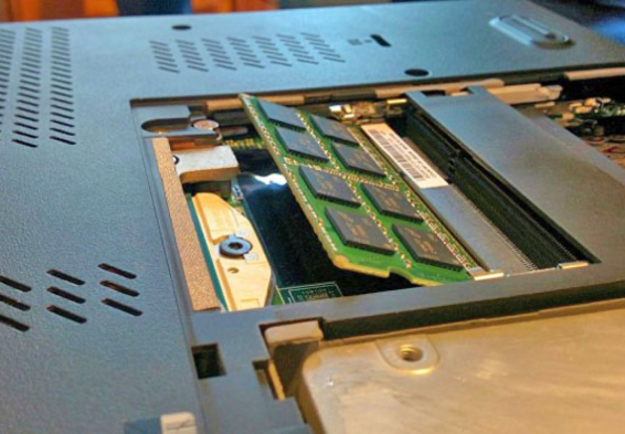 Неаккуратная установка планки памяти на ноутбук может привести к поломке разъема или самой детали